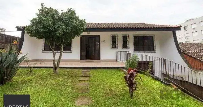 Casa em Porto Alegre, no bairro Medianeira, com 5 dormitório(s), e 5 banheiros, à venda.