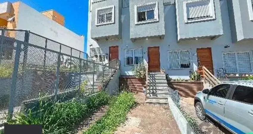 Casa em Porto Alegre, no bairro Guarujá, com 3 dormitório(s), e 3 banheiros, à venda.