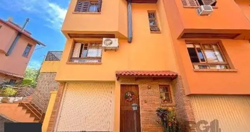 Casa Condominio em Porto Alegre, no bairro Espírito Santo, com 3 dormitório(s), e 3 banheiros, à venda.