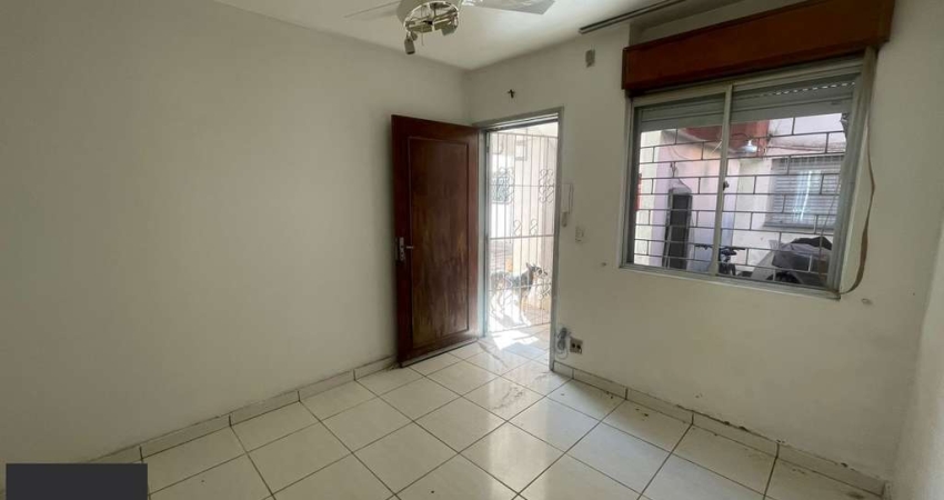 Apartamento térreo com 2 dormitórios no Bairro Parque dos Maias