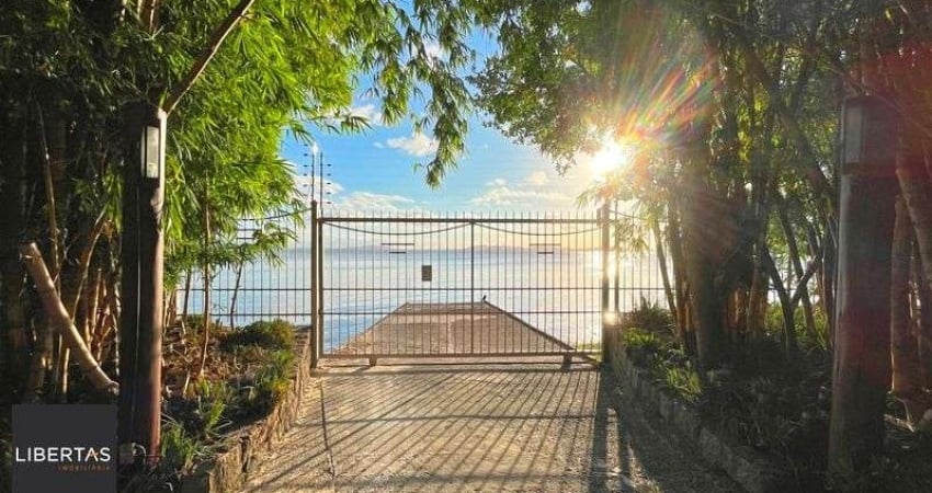 Requinte e conforto em casa de condomínio fechado no Bairro Pedra Redonda, Zona Sul de Porto Alegre.