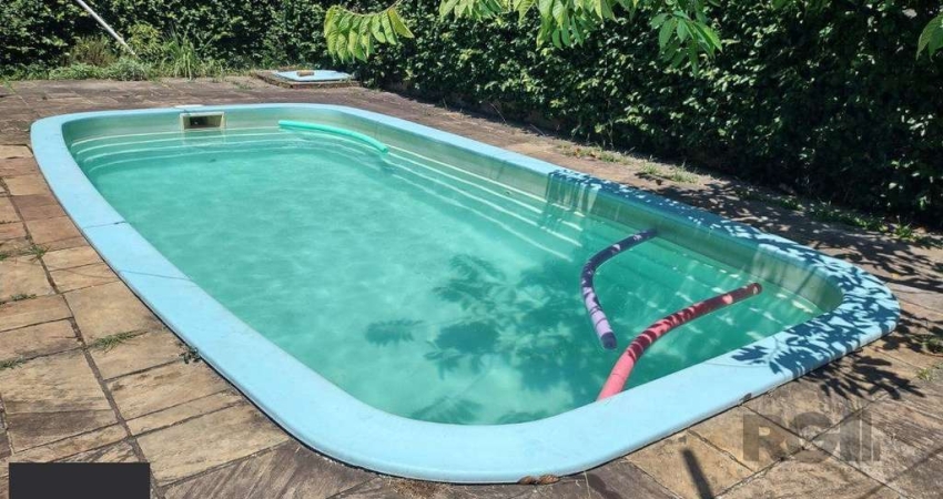 Casa de 3 dormitórios com piscina no Bairro Cristal.