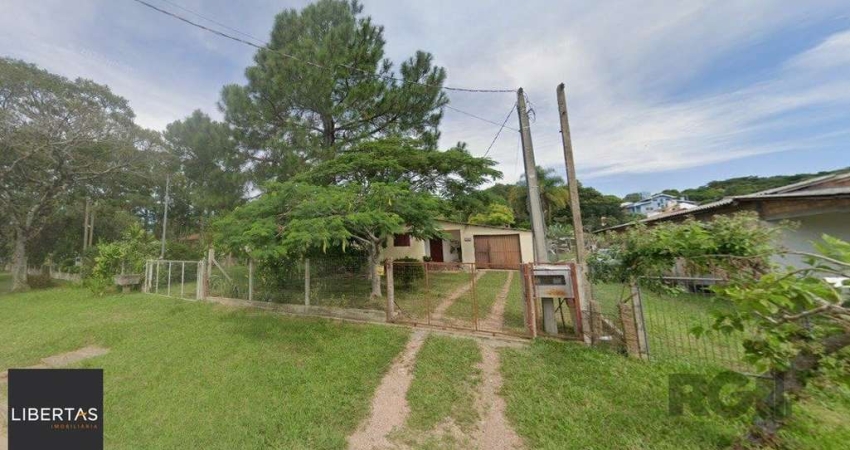 Dois quartos, 01 banheiro, 01 sala de star, 01 sala de jantar, cozinha, 01 garagem para três carros com churrasqueira.
