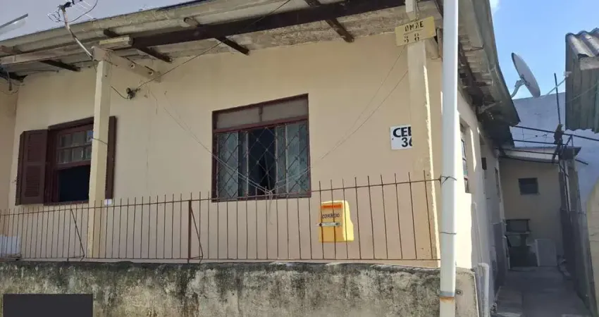 Vende Casa no Bairro Cavalhada em acesso a poucos metros da Avenida. Construídos 2 residências geminadas com 1 dormitório separado, sala e cozinha integrados casa uma, mais chalé antigo de madeira.