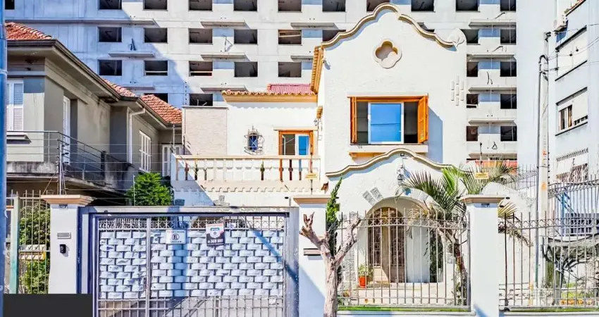 Casa com piscina e 5 vagas em frente ao Zaffari na Luiz Afonso