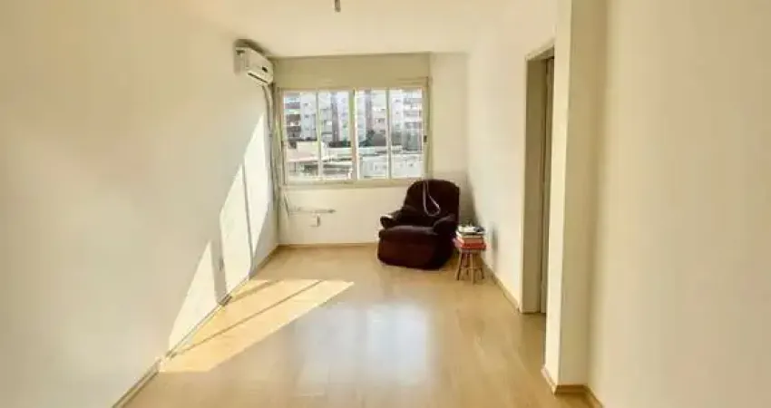 Excelente apartamento 2 quartos 1 vaga de garagem escriturada prédio com elevador a venda no bairro Menino Deus,