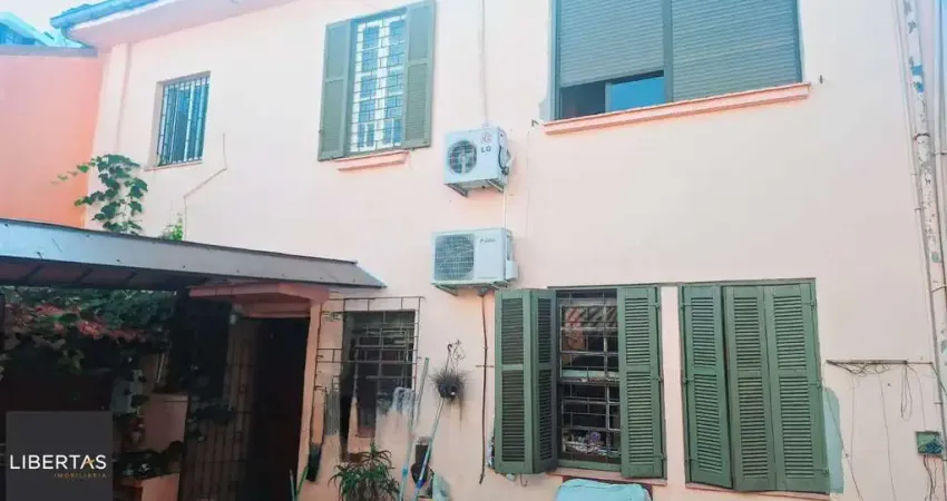 Comprar para reformar. casa com  5 quartos no bairro petrópolis!