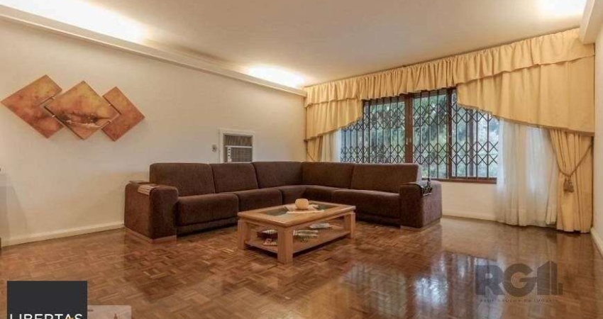 Casa com 04 dormitórios no Bairro Chacara das Pedras Porto Alegre