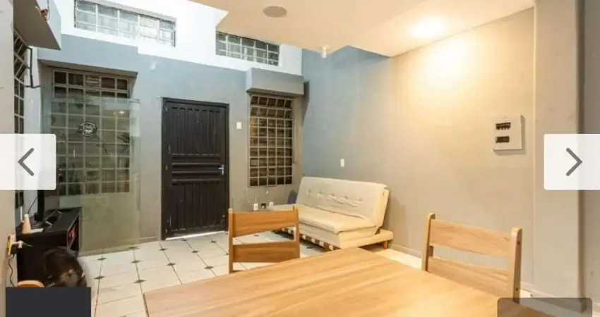 VENDA- Casa comercial, 2 quartos com sacada, 3 andares- Centro Histórico