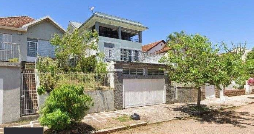 Casa com 167m², 4 dormitórios, 2 suítes, 2 vagas no bairro Santa Tereza
