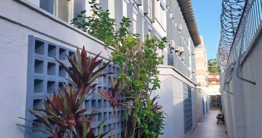 APARTAMENTO 62m² no bairro Glória, dois dormitórios, térreo e área externa.