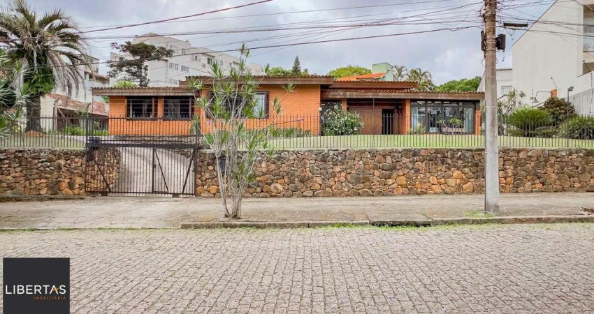 Casa com 3 quartos e 313m² à venda em Chácara das Pedras, Porto Alegre. Rua Joao Paetzel, Chácara Das Pedras, Porto Alegre