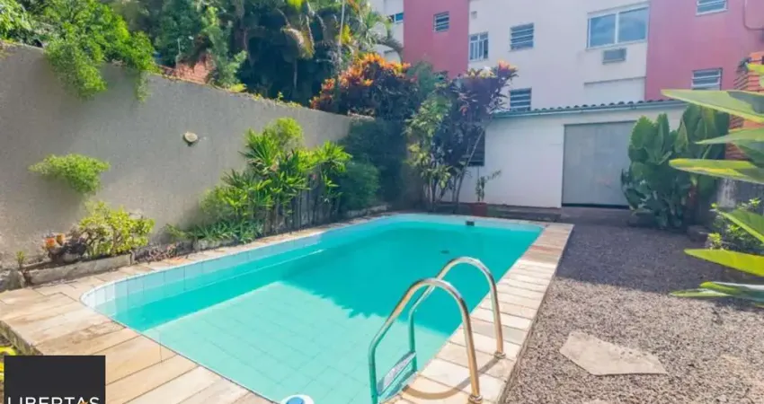 Casa com 255 metros privativos e pátio com piscina no Bairro Higienópolis