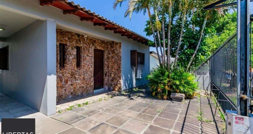 Casa com 3 dormitórios, 4 vagas e amplo pátio no Bairro Sarandí