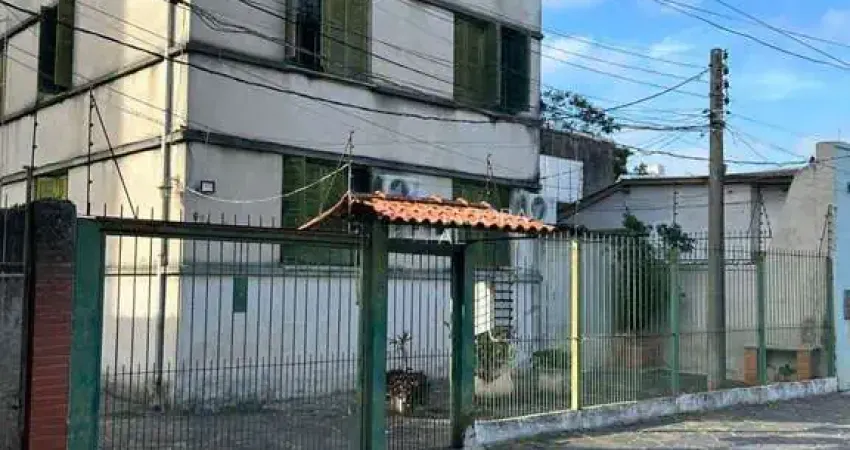 Apartamento térreo com 3 quartos no Bairro Cidade Baixa