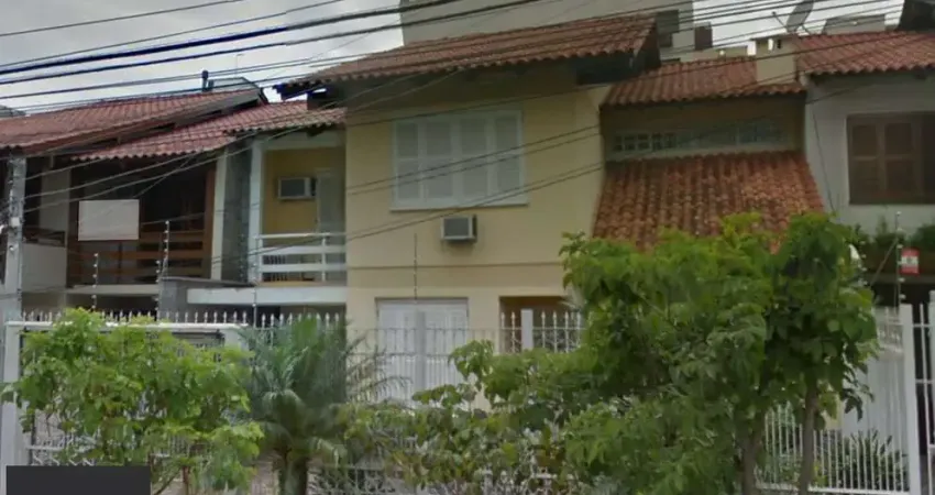 Casa a venda de 4 dormitórios com 325,40 m², no bairro Jardim Lindóia em Porto Alegre.