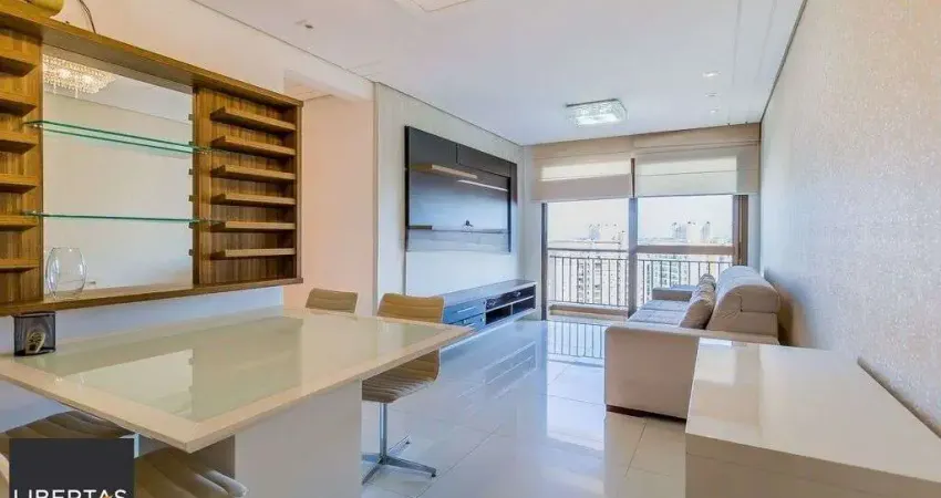 Apartamento mobiliado com lareira, suíte e sacada com vista definida