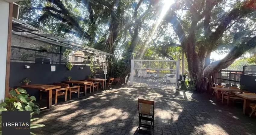 Vendo prédio comercial com 01 loja e 02 apartamentos. Excelente para investimento.