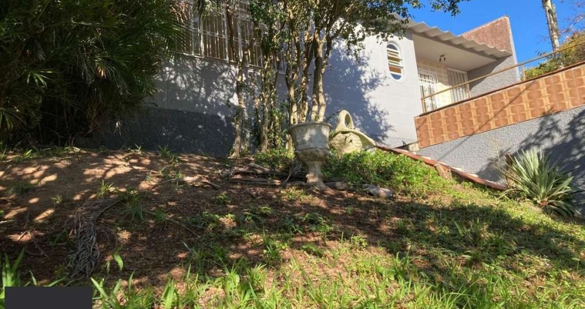 Casa 3 dormitórios, 3 banheiros, bairro Teresópolis.