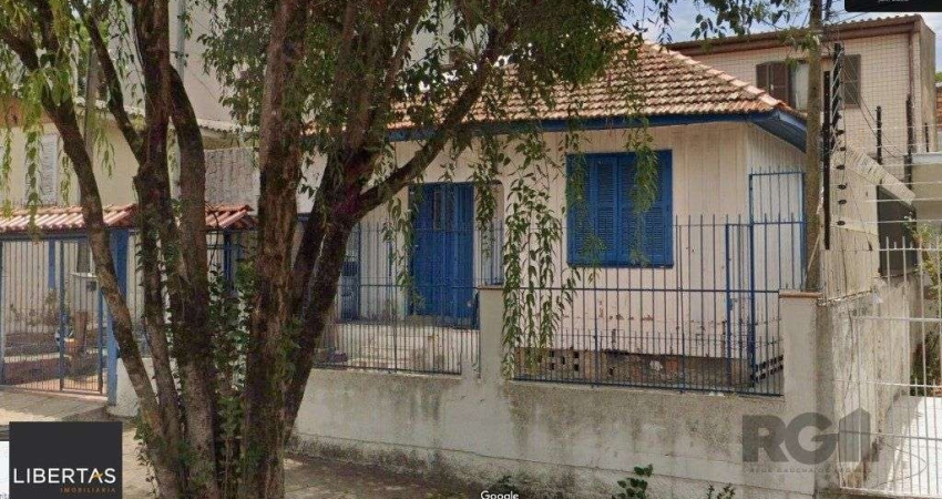 EXCELENTE OPORTUNIDADE DE NEGÓCIO, para Locar ou Morar com a Família. Terreno de 11,00 x 17,60 Com 01 sobrado de 3 dormitório... E outra em madeira com 2 dormitórios. ESTUDA imóvel no negócio.