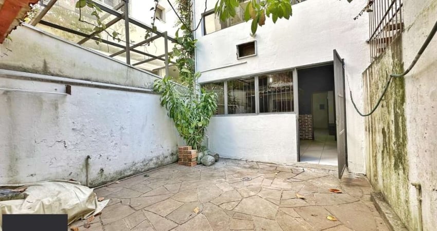 Sala comercial com mezanino e pátio na Cidade Baixa