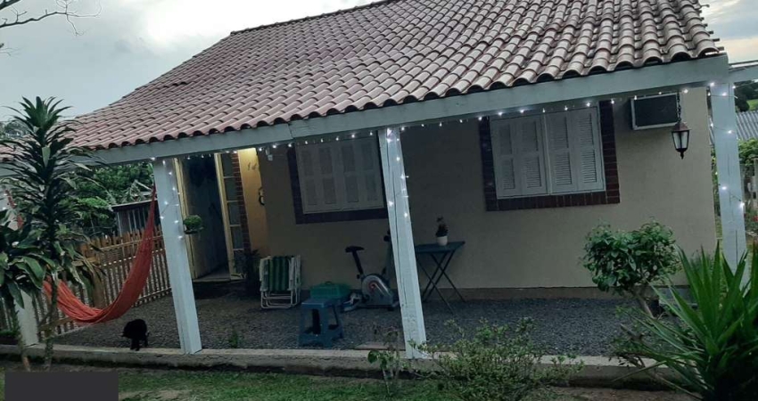 Casa residencial semimobiliada, com 3 quartos, 1 banheiro e 2 vagas de garagem.