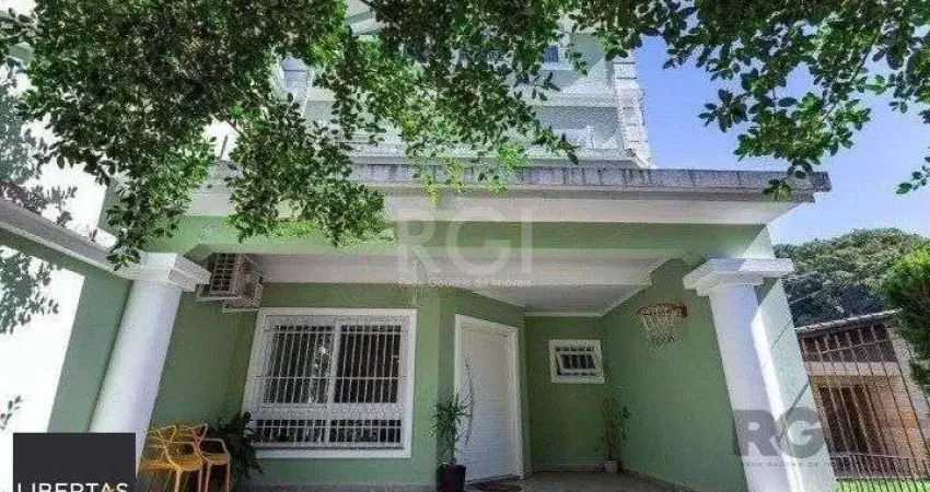 Casa com 03 dormitórios, 01 suíte, pátio, terraço com churrasqueira e vaga de garagem para 03 carros no bairro Ipanema