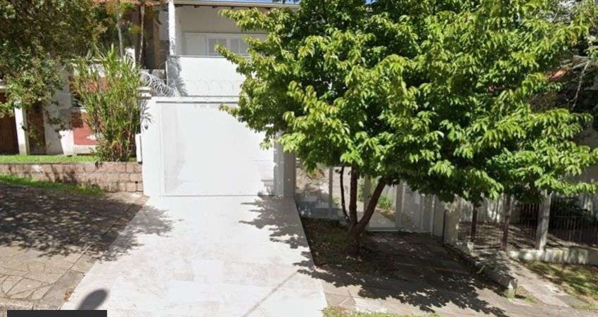 Casa sobrado no bairro Cristal de 3 dormitórios e 3 vagas