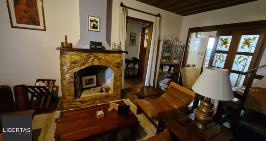 Casa no Bairro Glória, 2 dormitórios, banheiro, 2 garagens, ensolarada e bem ventilada