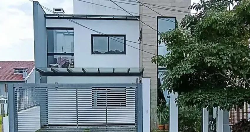 Excelente casa de alvenaria, 4 dormitórios, 2 suítes e 2 vagas de garagem.