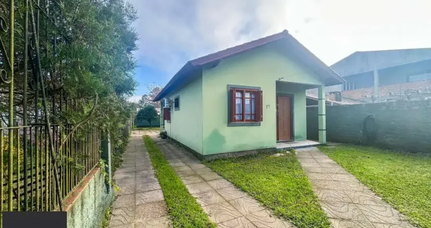 Casa 02 dormitórios e demais peças, amplo terreno plano com 300m².