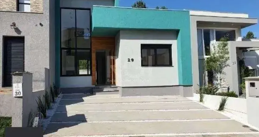 Casa térrea com pátio , 3d , 1 suíte, Condomínio Reserva do Lago I - Hípica