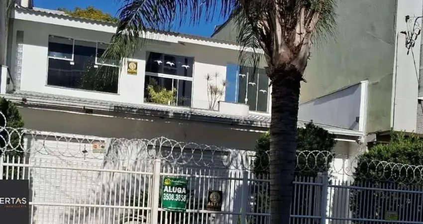 Casa mista seminova com duas lojas averbadas na Cidade Baixa