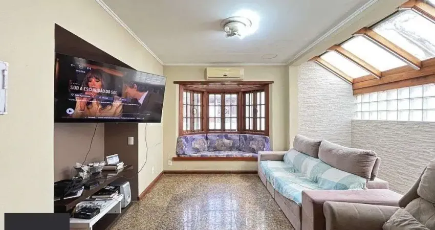 Casa ampla com piscina, adega, quiosque com churrasqueira e casa nos fundos (edícula).