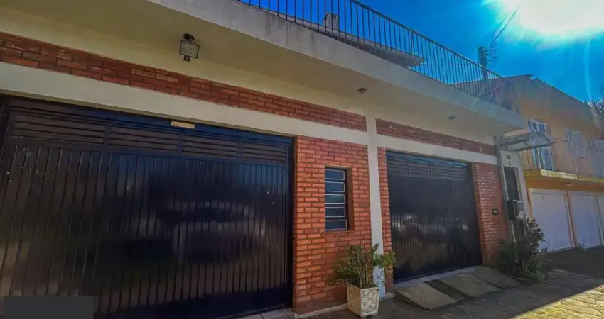 Casa 03 dormitórios, 01 suíte, terraço, pátio, garagens cobertas na vila nova - ótima localização