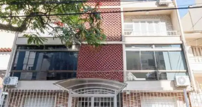 Apartamento amplo e arejado, com excelente iluminação natural e ventilação cruzada.