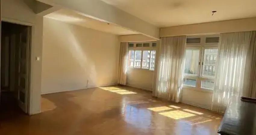 Amplo apartamento na sarmento leite 2 dormitórios reversivel para três, vaga de garagem e excelente localização