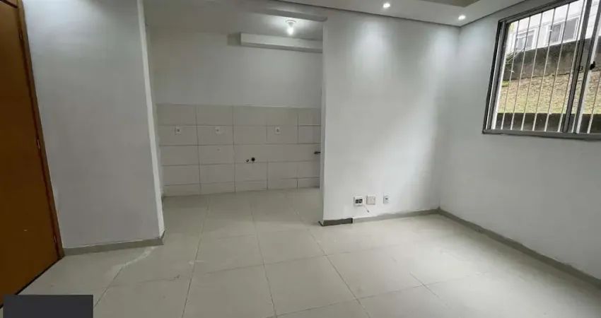 Apartamento térreo 2 quartos em condomínio fechado com piscina e infra completa