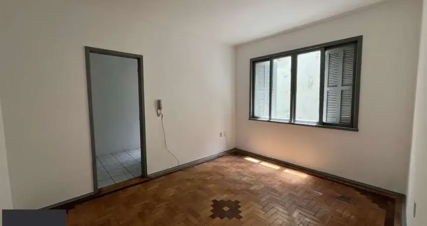 Apartamento de dois quartos em prédio com elevador no bairro bom fim em poa/rs