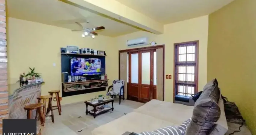 Casa à venda com 3 dormitórios, 1 suíte e espaço gourmet em terreno alto