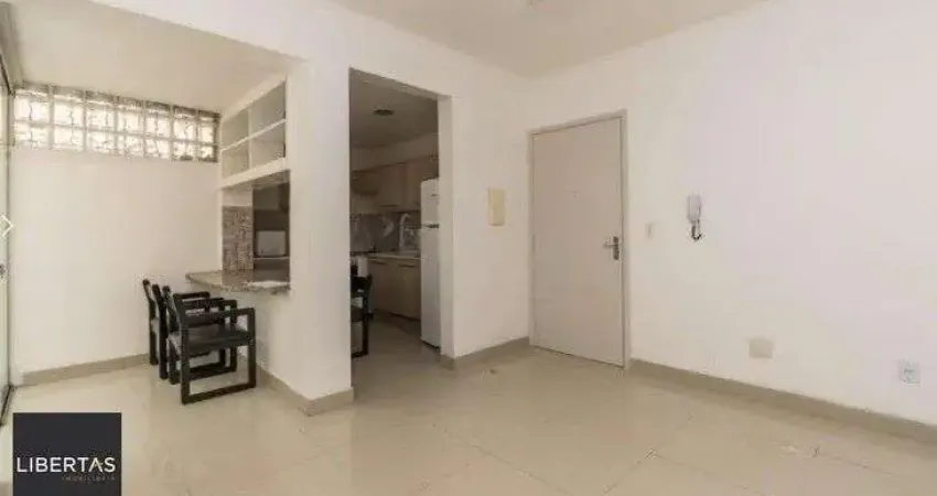 Apartamento de 1 dormitório, com um pequeno pátio no bairro centro histórico.