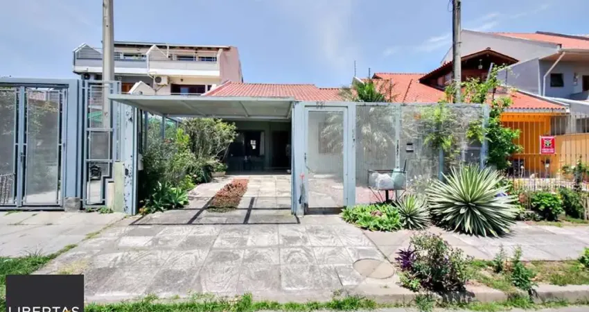 Casa com 3 quartos à venda na Rua Heitor Kramer, 321, Guarujá, Porto Alegre