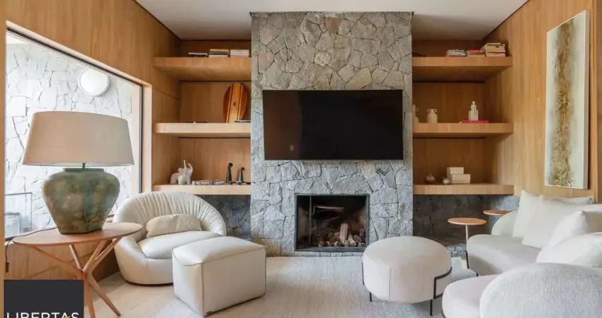 Casa com 3 suítes amplas, além de uma sala generoso com lareira e 2 vagas de garagem.