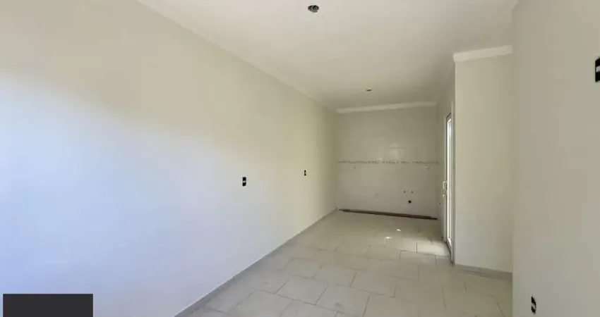 Casa em condomínio com 2 dormitórios, vaga de garagem e churrasqueira na olaria