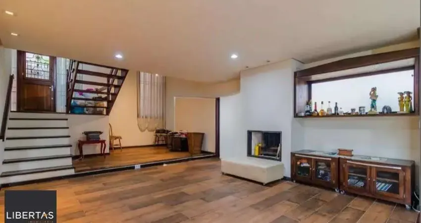 Casa residencial com 330m, lareira, churrasqueira e jardim.