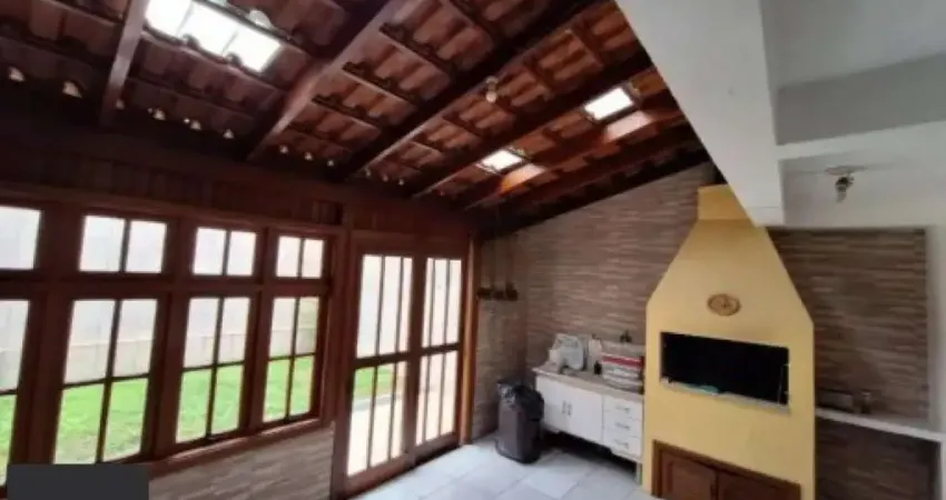 Casa semi mobiliada de 3 quartos, suíte, pátio, 2 vagas no bairro Serraria