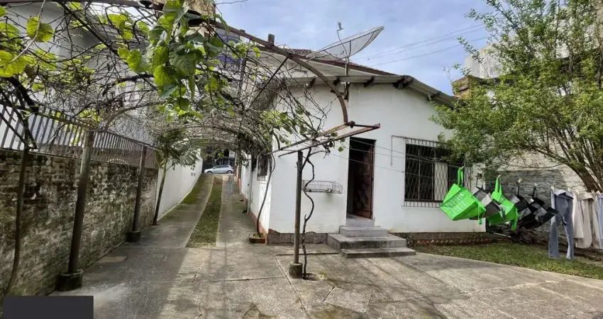 Terreno com casa com 3 dormitórios e ampla garagem Bairro Higienópolis