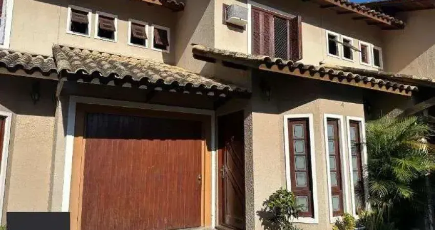 Sobrado amplo em condomínio de 3 dormitórios, um deles suíte, no bairro Ipanema