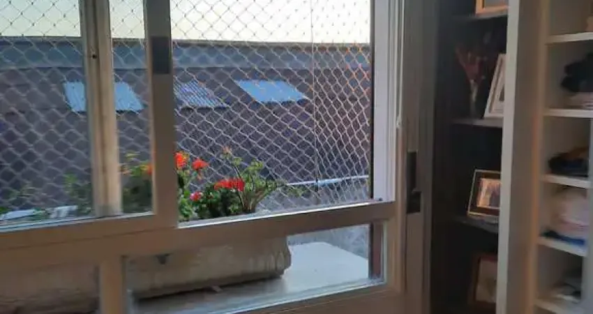 Apartamento à venda 02 dormitórios e vaga, no bairro Floresta, em Porto Alegre.