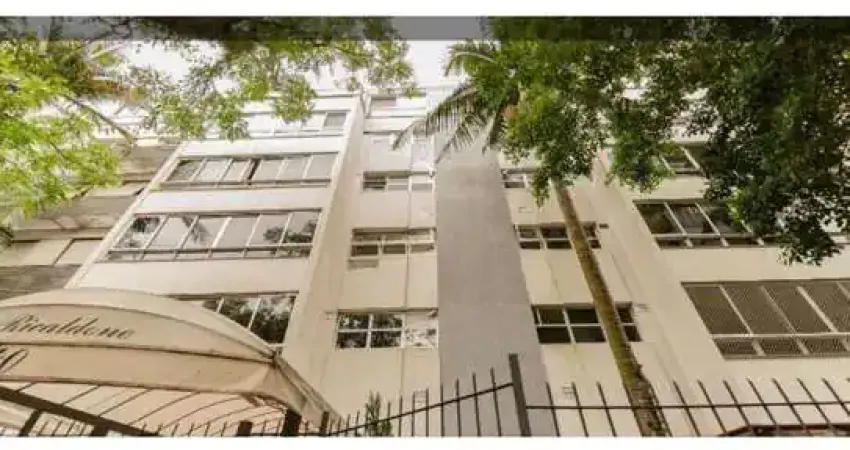 Espaçosa cobertura na rua mais charmosa do bairro Moinhos de Vento.